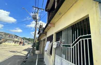 Imagem: A casa possui 3 Dormitórios, 2 Banheiros, 1 Vaga na garagem