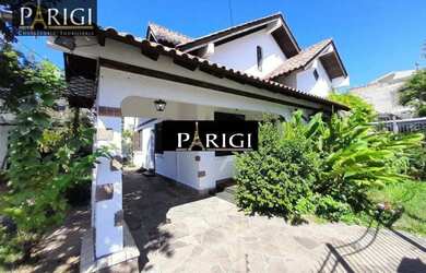 Imagem: A casa possui 4 Dormitórios, 3 Banheiros, 5 Vagas na garagem