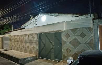 Imagem: A casa possui 3 Dormitórios, 1 Banheiro, 1 Vaga na garagem