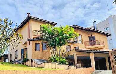 Imagem: A casa em condomínio possui 4 Dormitórios, 5 Banheiros, 5