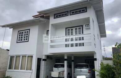 Imagem: A casa possui 3 Dormitórios, 3 Banheiros, 4 Vagas na garagem