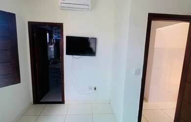 Imagem: A casa possui 3 Dormitórios, Acomodam 12 pessoas e está localizado