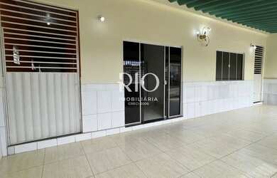 Imagem: A casa possui 3 Dormitórios, 2 Banheiros, 2 Vagas na garagem