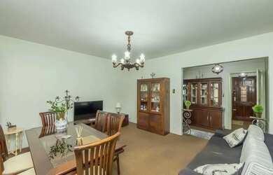 Imagem: A casa possui 4 Dormitórios, 2 Banheiros, 2 Vagas na garagem