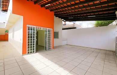 Imagem: A casa possui 2 Dormitórios, 3 Banheiros, 3 Vagas na garagem