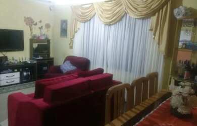 Imagem: A casa possui 3 Dormitórios, 2 Banheiros, 3 Vagas na garagem