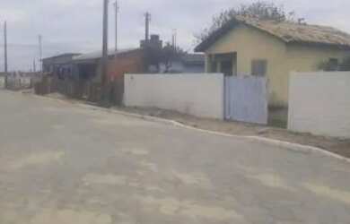 Imagem: A casa possui 2 Dormitórios, 2 Banheiros, 2 Vagas na garagem