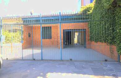 Imagem: A casa possui 2 Dormitórios, 2 Banheiros, 1 Vaga na garagem