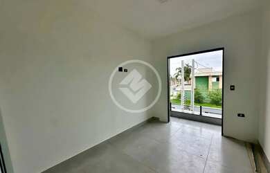 Imagem: A casa possui 4 Dormitórios, 3 Banheiros, 2 Vagas na garagem