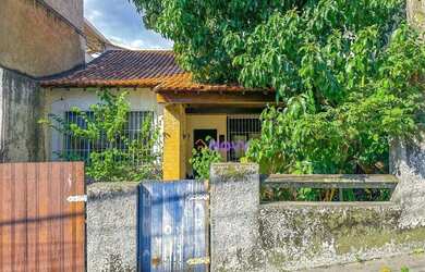 Imagem: A casa possui 3 Dormitórios, 1 Banheiro, 1 Vaga na garagem