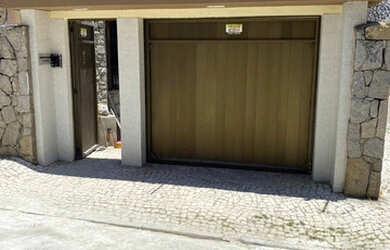 Imagem: A casa possui 4 Dormitórios, 5 Banheiros, 4 Vagas na garagem