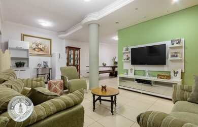 Imagem: A casa possui 4 Dormitórios, 2 Banheiros, 2 Vagas na garagem