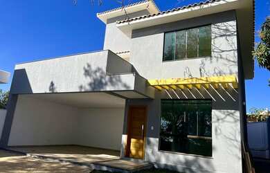 Imagem: A casa possui 3 Dormitórios, 3 Banheiros, 5 Vagas na garagem