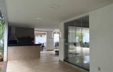 Imagem: A casa possui 3 Dormitórios, 4 Banheiros, 3 Vagas na garagem