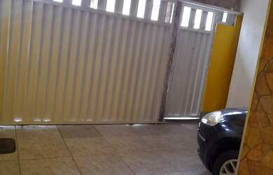 Imagem: A casa possui 4 Dormitórios, 2 Banheiros, 2 Vagas na garagem