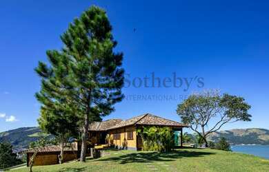 Imagem 2: Casa no alto da encosta com vista mar