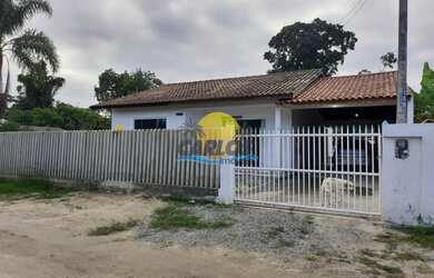 Imagem: A casa possui 3 Dormitórios, 2 Banheiros, 3 Vagas na garagem