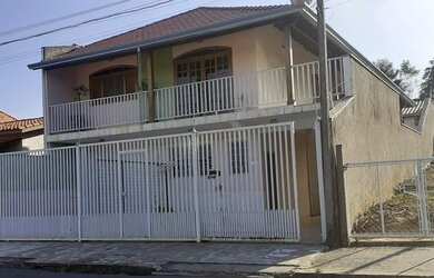 Imagem: A casa possui 4 Dormitórios, 4 Banheiros, 3 Vagas na garagem