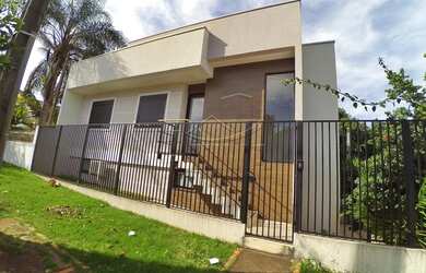 Imagem: A casa possui 3 Dormitórios, 3 Banheiros, 2 Vagas na garagem