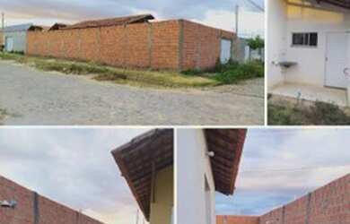 Imagem: A casa possui 2 Dormitórios, 1 Banheiro, 2 Vagas na garagem