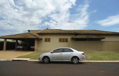 Imagem: A casa possui 3 Dormitórios, 1 Banheiro, 5 Vagas na garagem