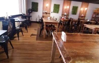 Imagem: O depósito possui 5 Vagas na garagem, 200m² de Área e está