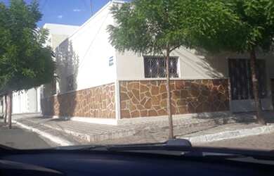 Imagem: A casa possui 2 Dormitórios, 1 Banheiro e está localizado