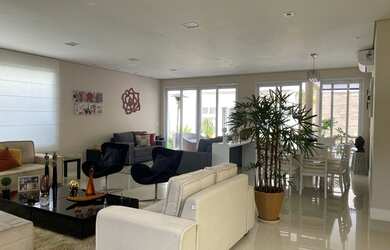 Imagem: A casa possui 4 Dormitórios, 5 Banheiros, 5 Vagas na garagem