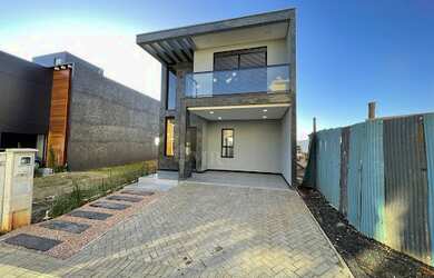 Imagem: A casa possui 3 Dormitórios, 3 Banheiros, 4 Vagas na garagem