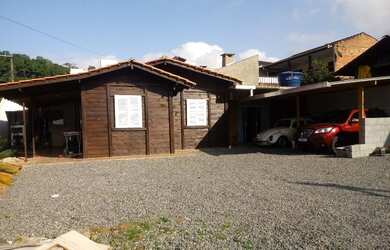 Imagem: A casa possui 3 Dormitórios, 3 Banheiros, 2 Vagas na garagem