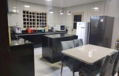 Imagem: A casa possui 2 Dormitórios, 1 Banheiro, 1 Vaga na garagem