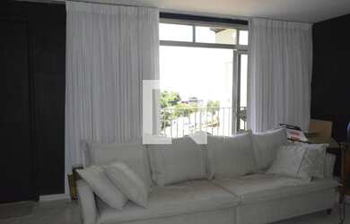 Imagem: A casa possui 3 Dormitórios, 4 Banheiros, 2 Vagas na garagem