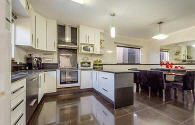 Imagem: A casa em condomínio possui 5 Dormitórios, 5 Banheiros, 5