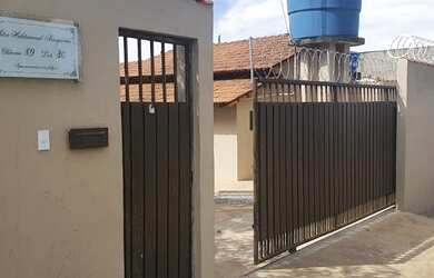 Imagem: A casa possui 3 Dormitórios, 2 Banheiros, 5 Vagas na garagem