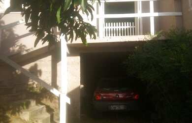 Imagem: A casa possui 2 Dormitórios, 2 Banheiros, 2 Vagas na garagem