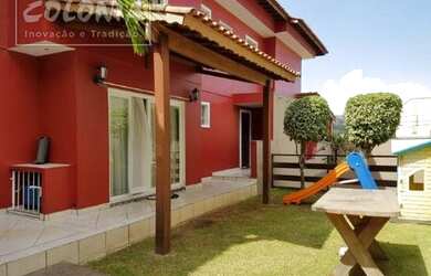 Imagem: A casa possui 3 Dormitórios, 3 Banheiros, 2 Vagas na garagem