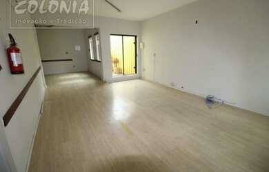 Imagem: O depósito possui 4 Vagas na garagem, 485m² de Área e está