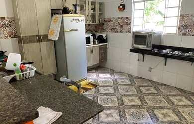 Imagem: A casa possui 3 Dormitórios, 2 Banheiros e 2 Vagas na garagem