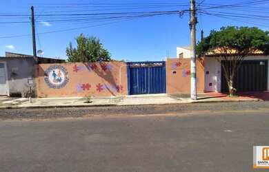 Imagem: A casa possui 2 Dormitórios, 2 Banheiros, 4 Vagas na garagem