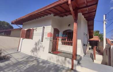 Imagem: A casa possui 3 Dormitórios, 3 Banheiros, 2 Vagas na garagem