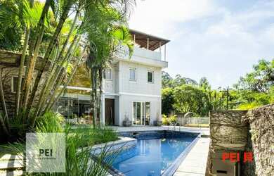 Imagem: A casa possui 4 Dormitórios, 5 Banheiros, 5 Vagas na garagem