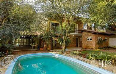 Imagem: A casa possui 5 Dormitórios, 4 Banheiros, 4 Vagas na garagem