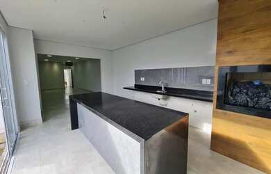 Imagem: A casa em condomínio possui 3 Dormitórios, 2 Banheiros, 2