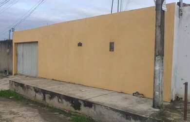 Imagem: A casa possui 3 Dormitórios, 2 Banheiros, 2 Vagas na garagem