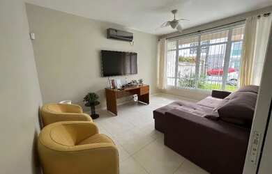 Imagem: A casa possui 3 Dormitórios, 2 Banheiros, 3 Vagas na garagem