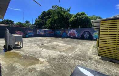 Imagem: A casa possui 1 Dormitório, 3 Banheiros, 3 Vagas na garagem