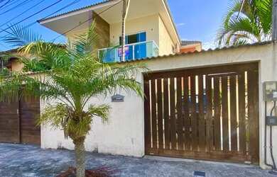 Imagem: A casa possui 3 Dormitórios, 3 Banheiros, 4 Vagas na garagem