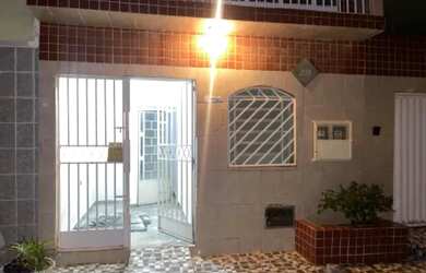 Imagem: A casa possui 3 Dormitórios, 1 Banheiro e está localizado