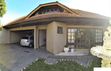 Imagem: A casa possui 5 Dormitórios, 4 Banheiros, 4 Vagas na garagem