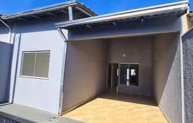 Imagem: A casa possui 3 Dormitórios, 2 Banheiros, 2 Vagas na garagem